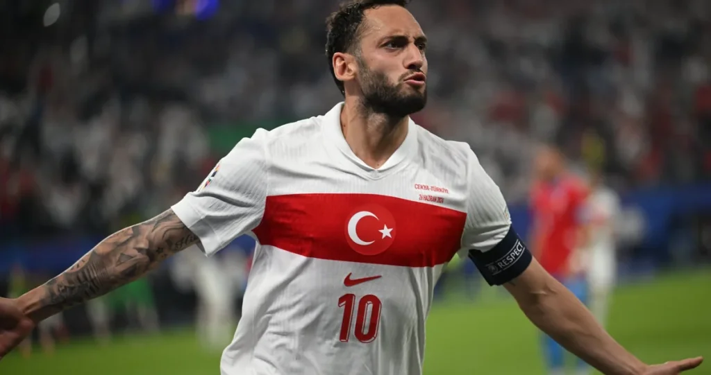 Hakan Çalhanoğlu Türkiye Milli Takım forması ile gol sevinci yaşıyor