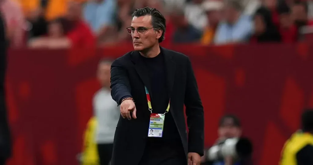 Vincenzo Montella A Milli Takım teknik direktörü olarak sahada oyuncularına talimat veriyor